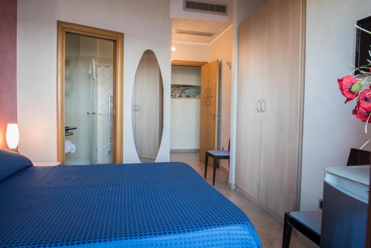 Hotel Mirage Torre Santa Sabina Oda fotoğraf