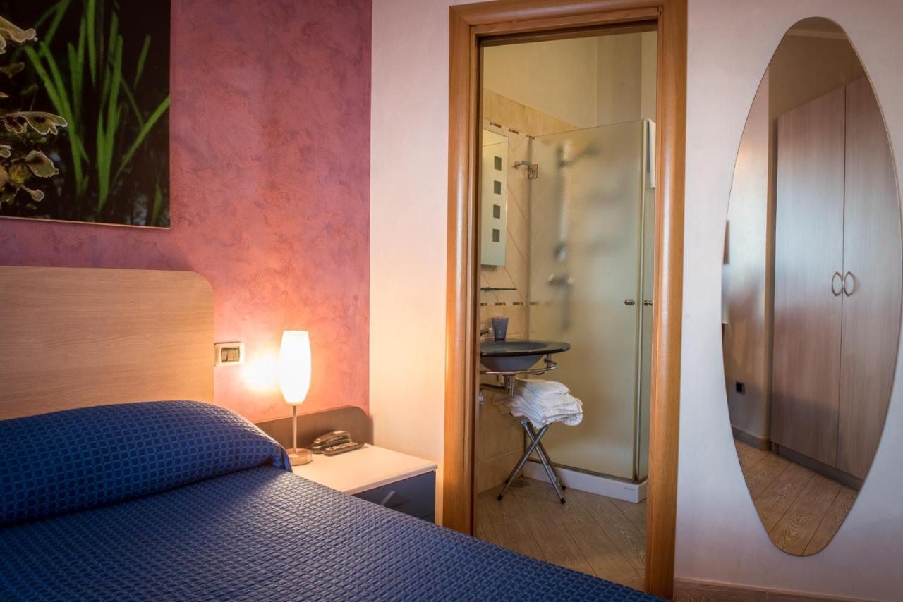 Hotel Mirage Torre Santa Sabina Oda fotoğraf