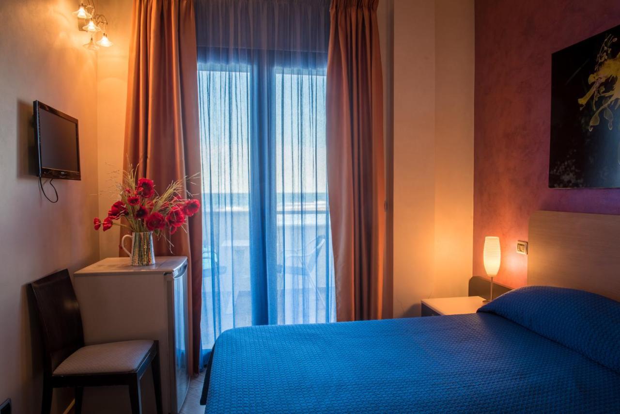 Hotel Mirage Torre Santa Sabina Oda fotoğraf