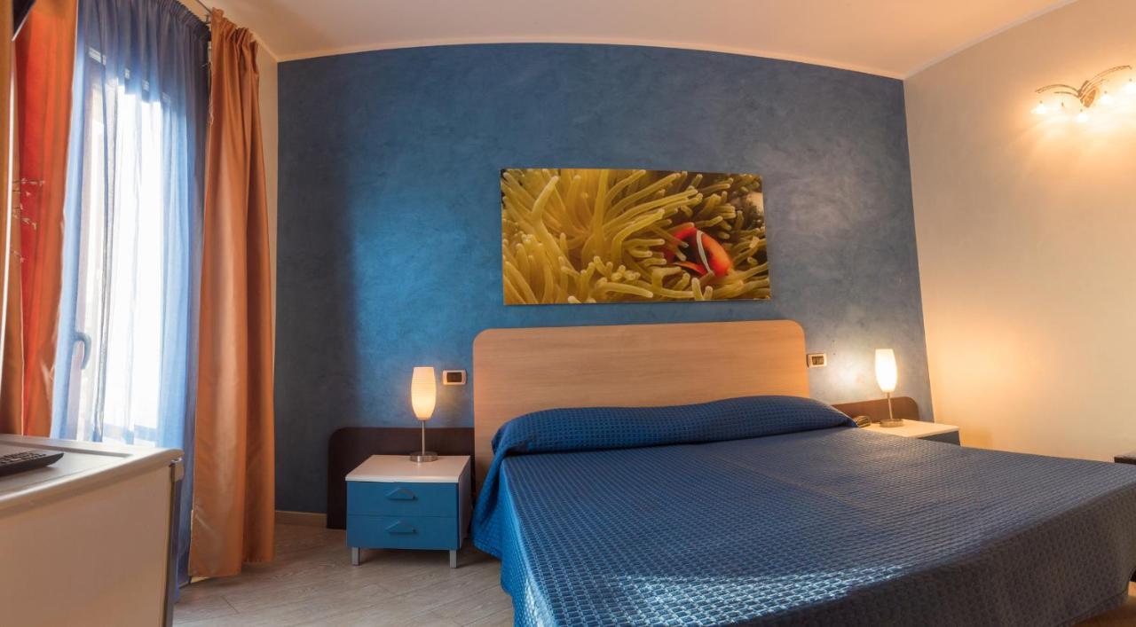 Hotel Mirage Torre Santa Sabina Oda fotoğraf