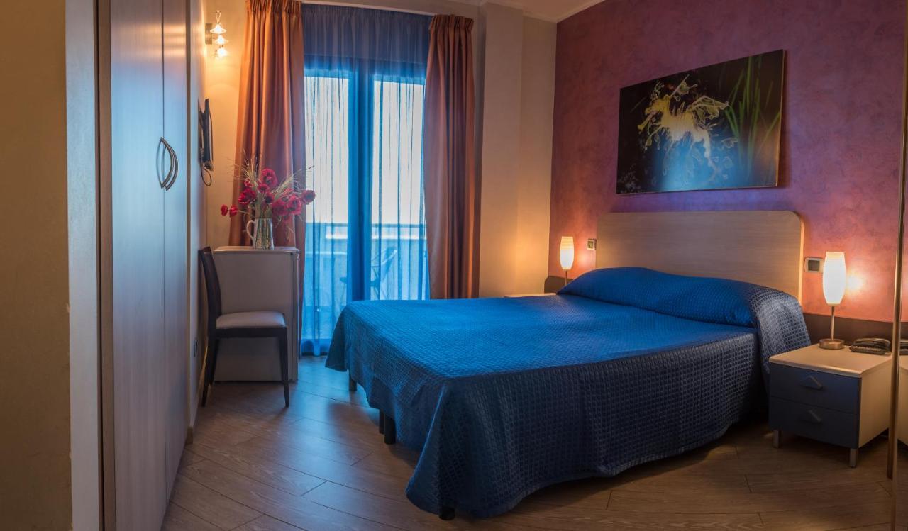 Hotel Mirage Torre Santa Sabina Oda fotoğraf